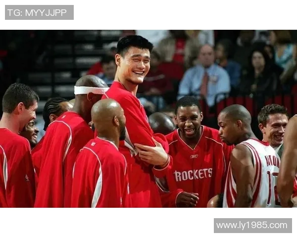 姚明力压群雄砸篮筐瞬间回顾展现篮球巨星的无与伦比风采