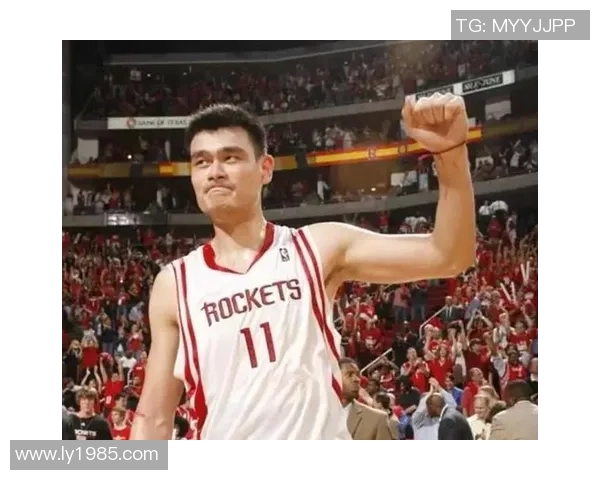 姚明在篮球场上施展魔术般的技巧与魅力引发全场惊叹与欢呼